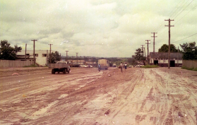 Imagem da BR-364 em Ji-Paran em frente ao Colgio Marechal Rondon em 1979
